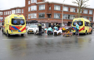 Opzittenden scooter gewond na aanrijding Schaarsbergenstraat Den Haag