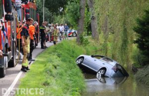 Automobilist schiet van de weg en belandt in sloot Burgerdijkseweg De Lier