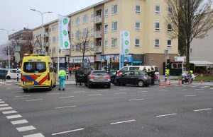 Schade bij ongeval tussen twee voertuigen Erasmusweg Den Haag