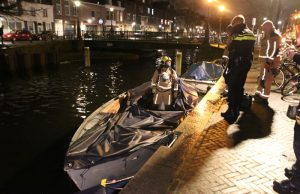 Afgemeerd bootje vliegt in brand Veenkade Den Haag