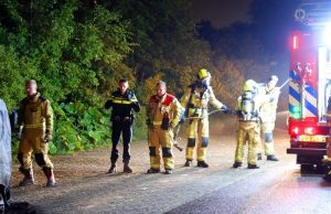 Gedumpt busje brand af op afgelegen fietspad Oude Zwethpad Rijswijk