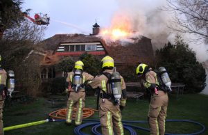 Grote Brand verwoest rieten dak van woning Ter Leedepad Den Haag