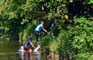 Man uit water gered door Marechaussee Kortenaerkade Den Haag