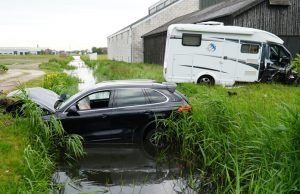 Porsche belandt in de sloot bij aanrijding Jacoba van Beierenweg Voorhout