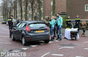 Fietsster raakt gewond bij aanrijding met personenauto Westeinde Delft