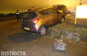 Automobilist rijdt rechtdoor op rotonde Westlandroute N222 Honselersdijk
