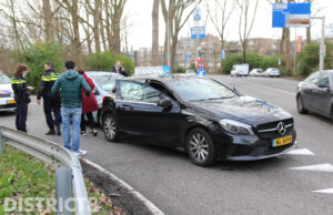 Vrouw lichtgewond bij aanrijding met lesauto Anna van Saksenweg Delft