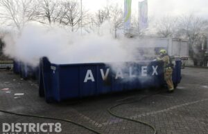 Afval van vreugdevuren en scooterwrakken opnieuw ontbrandt Schieweg Delft
