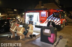 Brandweer rukt uit voor melding van kat in ondergrondse container Egyptelaan Delft