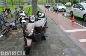 Scooterrijdster hard onderuit door olievorming op het wegdek Buitenhofdreef Delft