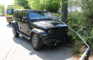 Auto schiet uit de bocht en ramt lantaarnpaal Schieweg Delft