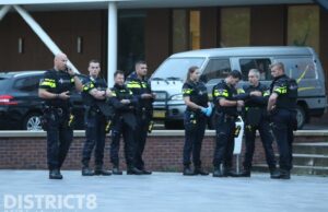 Grote paniek onder ouders en scholieren na melding man met vuurwapen op schoolplein bij Scholencombinatie Delfland Van Bleyswijckstraat Delft
