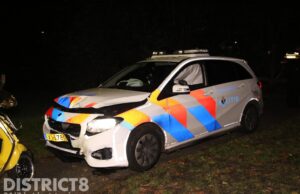 Politieauto crasht tegen boom bij achtervolging ’t Lienplantsoen Leidschendam
