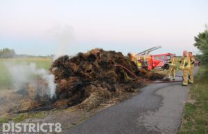 Hevige rookontwikkeling bij brandende hooistapel Vlaardingsekade Schipluiden