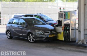 Automobilist ramt pomp van tankstation Makro Schieweg Delft