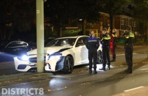 Auto komt tot stilstand tegen bovenleidingmast na aanrijding Prinses Mariannelaan Voorburg