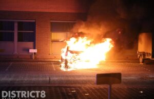 Geparkeerde auto volledig uitgebrand Vlinderweg Delft