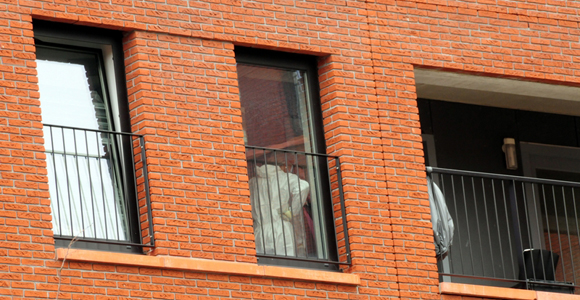 Vrouw overleden, echtgenoot aangehouden Simon Carmiggelthof