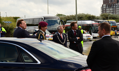 5 juli Koning Willem-Alexander reist met tram door Den Haag