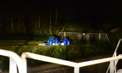 14 juli Politie vindt circa 40 vaten met chemicaliën langs sloot Papeweg Zoeterwoude