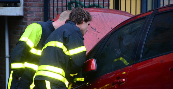 Autobrand onder woning snel geblust