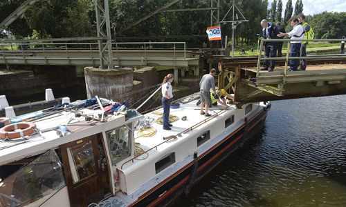 Media Terplaatse_boot_vast_spoorbrug_ldn_13082014_Image00101
