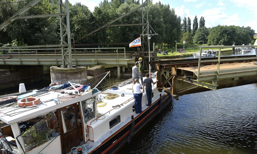 Media Terplaatse_boot_vast_spoorbrug_ldn_13082014_Image00104