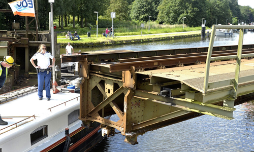 Media Terplaatse_boot_vast_spoorbrug_ldn_13082014_Image00105