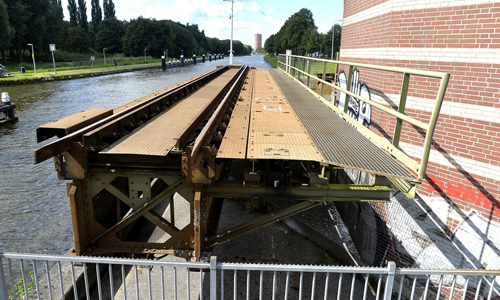 Media Terplaatse_boot_vast_spoorbrug_ldn_13082014_Image00109