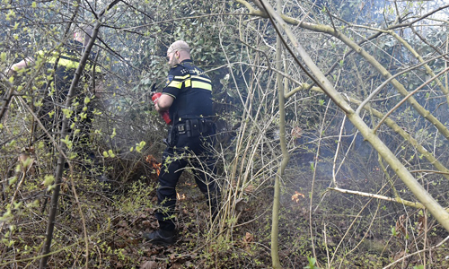 8 april Politie blust bermbrand Ketelmeerlaan Leiden