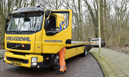 Media_Terplaatse_auto_boom_houtlaan_leiden_09022015_Image00209