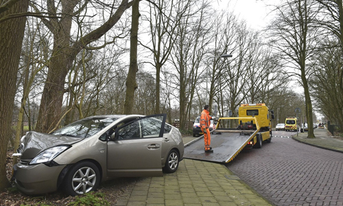 Media_Terplaatse_auto_boom_houtlaan_leiden_09022015_Image00211