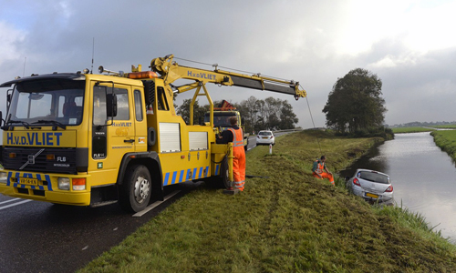 Media_Terplaatse_auto_water_oude_wetering_16102014_Image00106