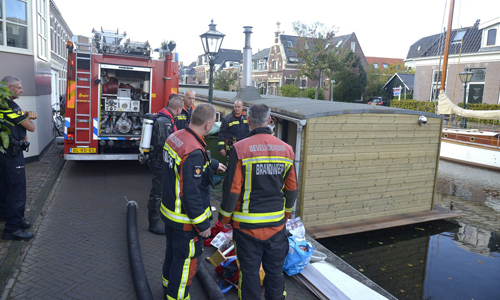 Media_Terplaatse_brandweer_redt_boot_leiden_17102014_Image00102