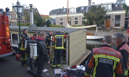 Media_Terplaatse_brandweer_redt_boot_leiden_17102014_Image00103
