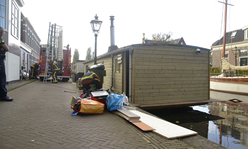Media_Terplaatse_brandweer_redt_boot_leiden_17102014_Image00105