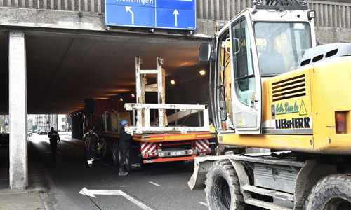 Media_Terplaatse_vrachtwagen_vast_rijnsburgerweg_leiden_09022015_Image00099