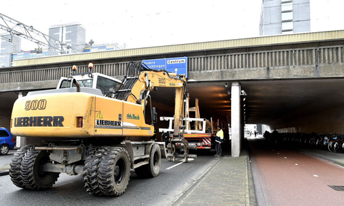 Media_Terplaatse_vrachtwagen_vast_rijnsburgerweg_leiden_09022015_Image00100