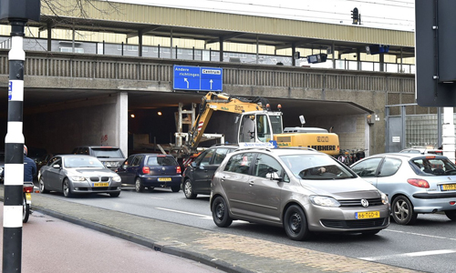 Media_Terplaatse_vrachtwagen_vast_rijnsburgerweg_leiden_09022015_Image00102