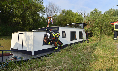 26 juni Woonboot loopt vol met water Oegstgeesterweg Rijnsburg