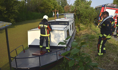 Mediaterplaatse_zinkende_boot_rijnsburg_26062014_Image00102