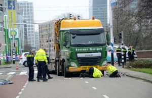 Fietser zwaargewond na aanrijding met vrachtwagen Schenkkade Den Haag