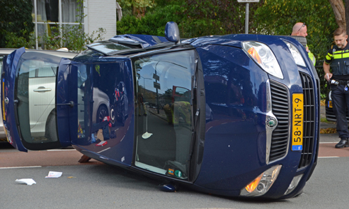4 oktober Auto op z’n kant bij aanrijding Oostduinlaan Den Haag