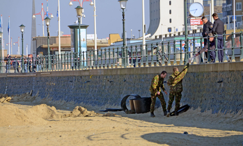 17 februari Gevonden ”Bom” blijkt Paravaan Scheveningse Strand Den Haag