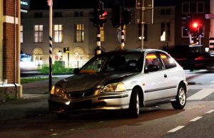 Flinke schade na aanrijding tussen twee personenauto’s Wassenaarseweg Den Haag
