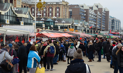 1 januari 10.000 man bij nieuwjaarsduik Scheveningen