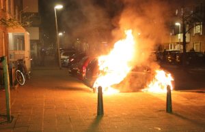 Geparkeerde auto in vlammen op Jacob Jordaensstraat Den Haag