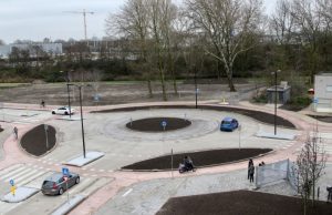 Rotonde op ongevalskruispunt geopend Zwanensingel/Zwaluwenlaan Vlaardingen