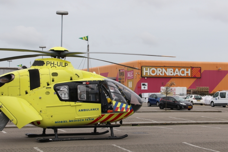 Traumahelikopter ingezet voor incident in Hornbach 'sGravenzandseweg Wateringen Traumahelikopter ingezet voor incident in Hornbach 'sGravenzandseweg Wateringen