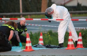 Politie doet onderzoek aan goederen in water na schietpartij Arckelweg Poeldijk